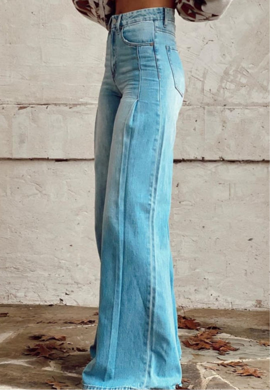 Fiola | Classic High-Waist Light Wash Flared pants