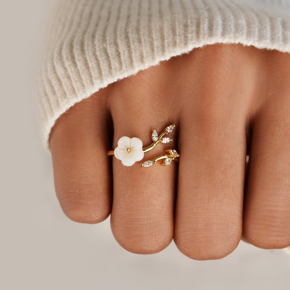 Sophie - White flower ring